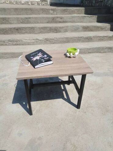 klupe i stolovi na rasklapanje: Sto na prodaju dimenzije 48x43 visina 50 kombinacija iverice I metala