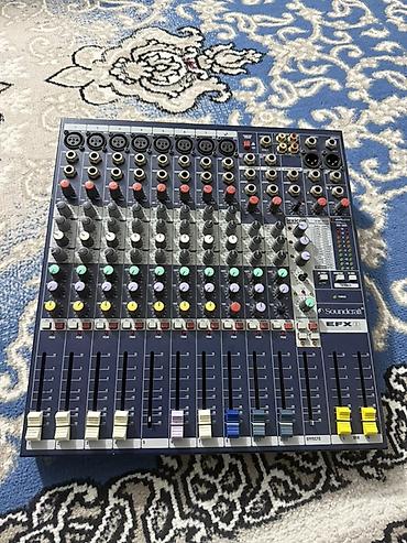 mono: Soundcraft EFX8 analoq miks pultu - 8 mono mikrofon/giriş kanalı + 2 — 2