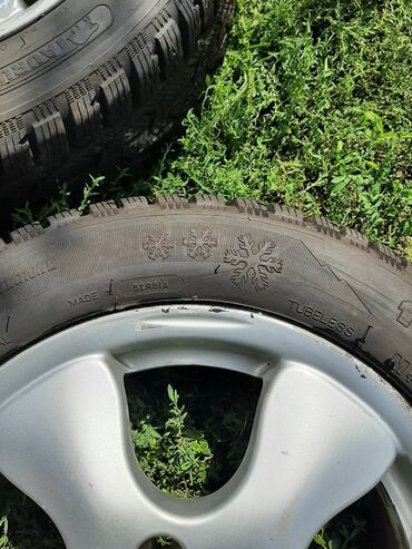 Gume i felne: 4 komada alu felne r15, sa 2 skoro nove i 2 polovne zimske gume. Na — 8