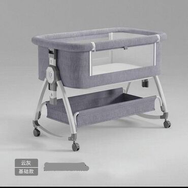 детская кроватка в люлькой: Детская приставная кроватка, С колесиками, цвет - Серый