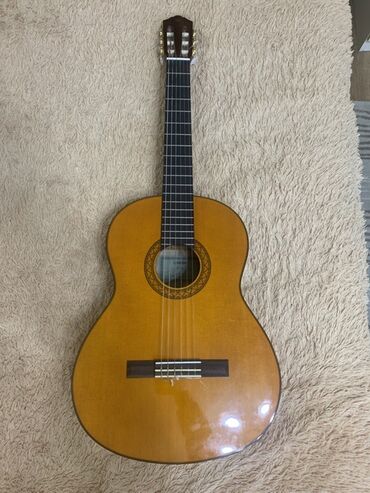 синтезатор музыкальный инструмент купить: Классическая гитара Yamaha C70 4/4 с нейлоновыми струнами - 19 ладов -