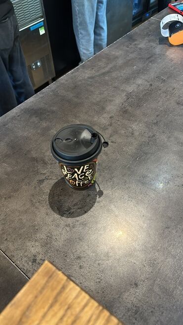 тарелочка для украшений: Небольшой стаканчик для кофе с надписью "Love Peace Coffee". Черная