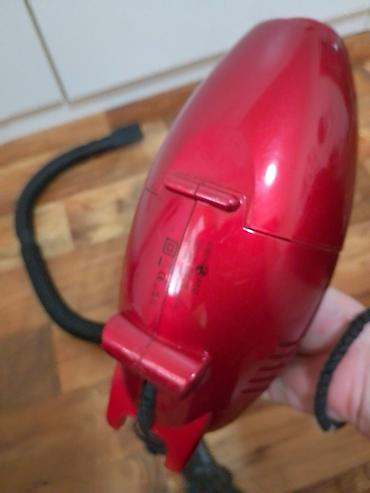 Ručni usisivači: Ručni usisivač – crveni, sa crevom i nastavkom za uska mesta. - — 9