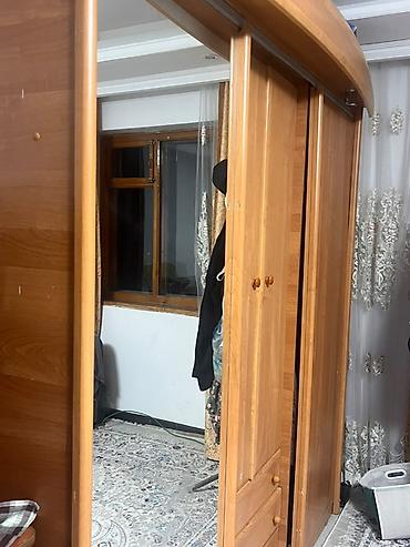 standing mirror: Трёхсекционный шкаф-купе из ЛДСП под дерево с зеркальной раздвижной — 3