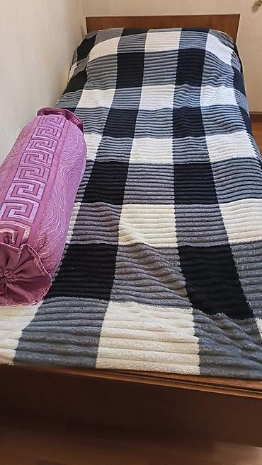 Tek nəfərlik taxta çarpayı və yataq dəsti iki ededdir her biri