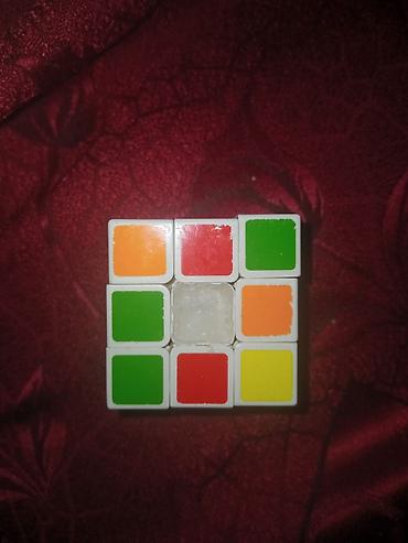 rubik kubu: Mini Rubik kubu (2x2 ölçülü görünüşdə), ağ korpuslu. Gence yerleşir 1 — 1