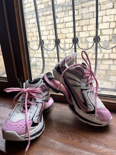 eqa shoes ecemi unvan: Balenciaga, Ölçü: 40, rəng - Bənövşəyi, İşlənmiş
