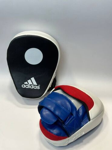 Боксерские груши: Пара боксерских лап Adidas. Эти прочные и удобные лапы предназначены