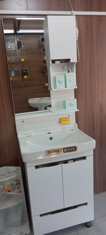 Unitazlar: Ağ rəngli hamam dolabı dəsti, inteqrasiya olunmuş güzgü, lavabo və
