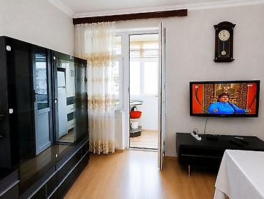 studio menziller: Məzilli, işıqlı 1 /2 yə düzəlmə mənzil. - Geniş qonaq otağı: divan — 4