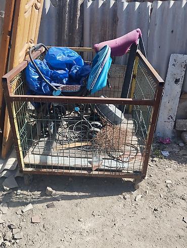 Mağaza avadanlığı: Dörd təkərli, metal konstruksiyalı yük daşıma arabası. Bu araba — 2