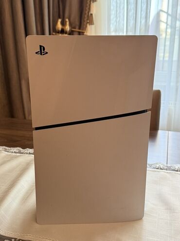 Xbox One: Sony PlayStation 5 (PS5) oyun konsolu – şaquli dizayn, ağ korpus, sol