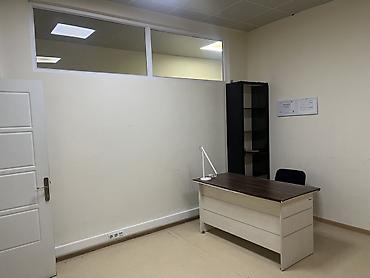 Kommersiya daşınmaz əmlakı: Ofis otağı icarəyə təqdim olunur. - Plan: dəhlizdən girişli ayrıca — 4