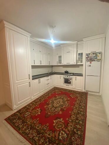 Кухонные гарнитуры: Современный кухонный гарнитур, выполненный в комбинации светло-серых и — 9