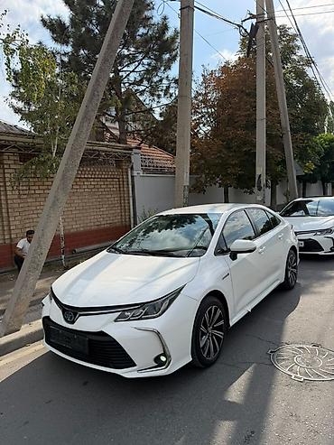 byd e1: Toyota Corolla: 2021 г., 1.8 л, Вариатор, Гибрид, Седан — 4
