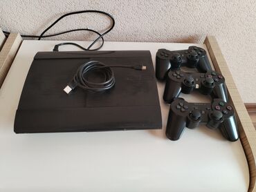 irsad telecom playstation 4: 3 orjinal pultu, zaryatka şnuru üstündə verilir və içində oyunlar var