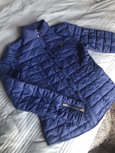 продаю женские вещи: Отдам Легкая куртка женская на весну и осеньразмер 42цвет синий в