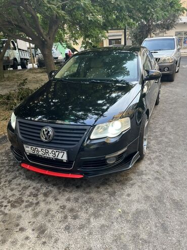 volkswagen touareg 3 0: Qara rəngli, təkər diskləri dəyişdirilmiş Volkswagen Passat sedanı
