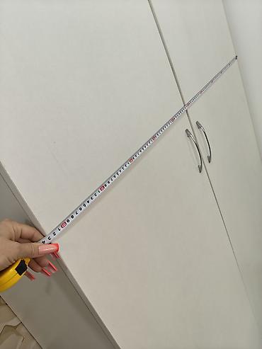 rezin yataq: Ağ rəngli iki qapılı şkaf - Minimalist dizayn, hamar səthlər və metal — 4