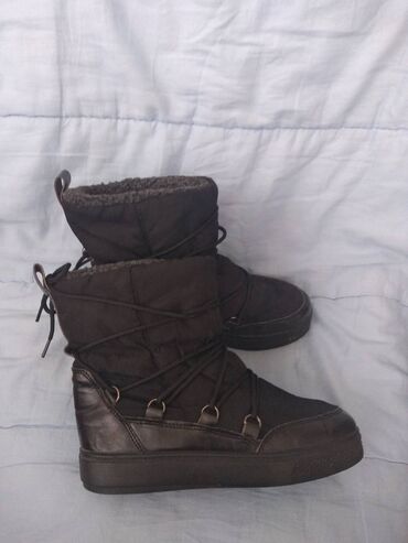 Čizme: Lusso cizme broj 38. Model je lep, sa pertlama, boja crna. Unutra su — 5