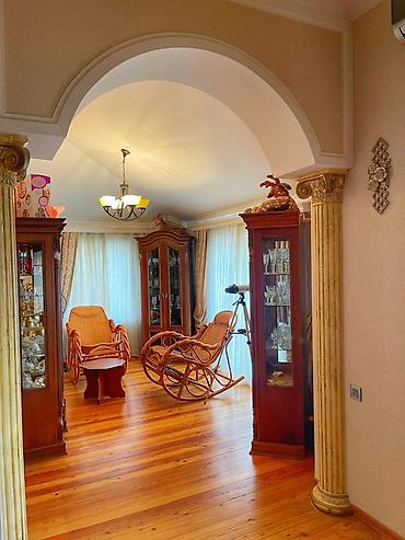 Həyət evləri və villaların satışı: Satılır – 3 mərtəbəli fərdi yaşayış evi - Ümumi sahə: geniş həyətli — 8