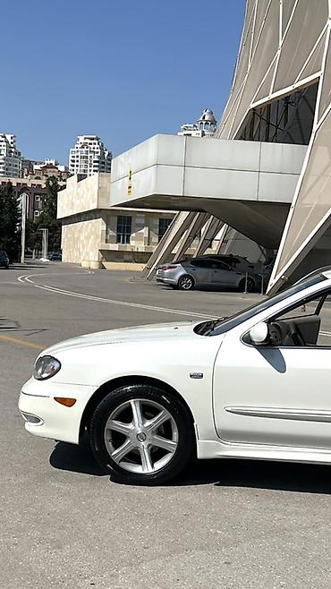 Nissan: Nissan Maxima QX sedan – ağ rəng, 4 qapı, qabaqdan ötürücülü. Əsas — 5