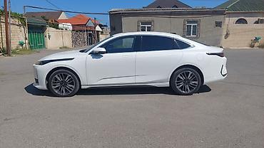 авто базар: Elektrik sedan – ağ rəng, aerodinamik fastback kuzov, zərif LED — 2