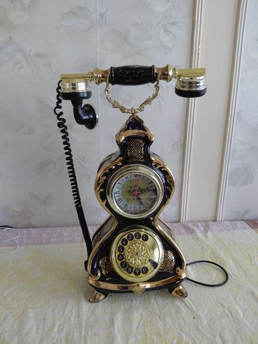 bakı xəritə: Retro üslubda masaüstü telefon-saat kombinasiyası - Dizayn: Barokko
