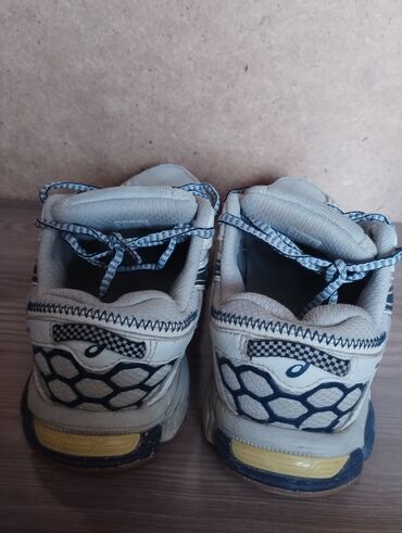 красовки для спорта: Кроссовкалар, 41.5, Asics, Колдонулган, түсү - Саргыч боз, Өзү алып кетүү