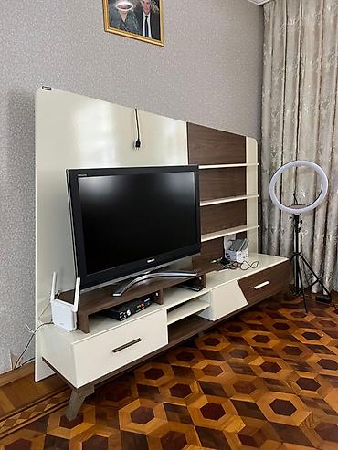 Komodlar: Qonaq otağı üçün güzgülü komod və TV stend. Komodun 4 çəkməcəsi var və — 2