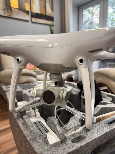 сельскохозяйственный дрон: Представляем дрон DJI Phantom белого цвета, оснащенный камерой для