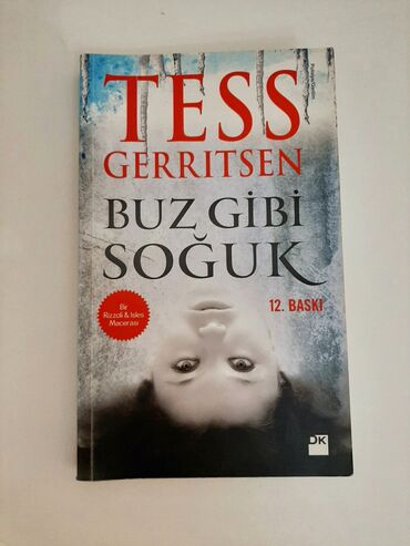Bədii ədəbiyyat: Tess Gerritsenin yazdığı "Buz Kimi Soyuq" adlı roman. Bu, Rizzoli