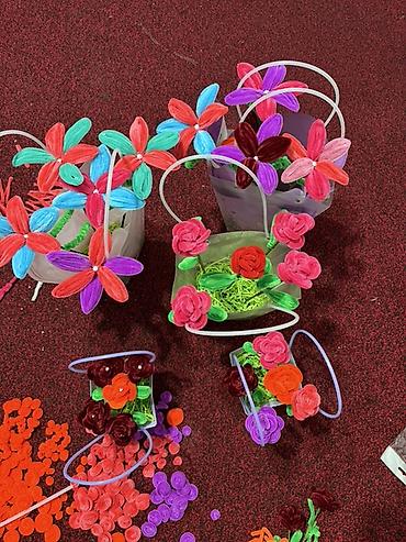 Цветы из синельной проволоки: Яркие декоративные букеты из мягких плюшевых «проволочных» цветов. - — 18