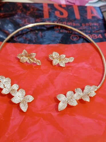 Bijuteriya dəstləri: Kolye və sırğalar - Dizayn: Qızılı rəngdə, çiçək motivli. Hər bir — 3