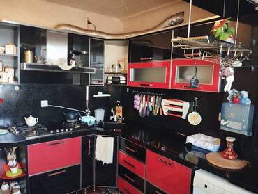 kuxnya mebeli: Kuxna mebeli texnikasız.yalnız qazı üsdünde.Vakum qapılarla açılır