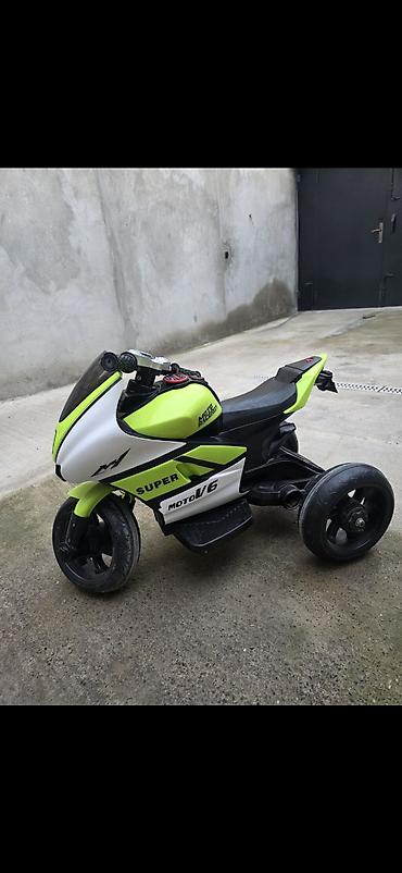 yamaha r3: Uşaq üçün elektrikli üçtəkərli motosiklet - Model üzərində yazılar — 5