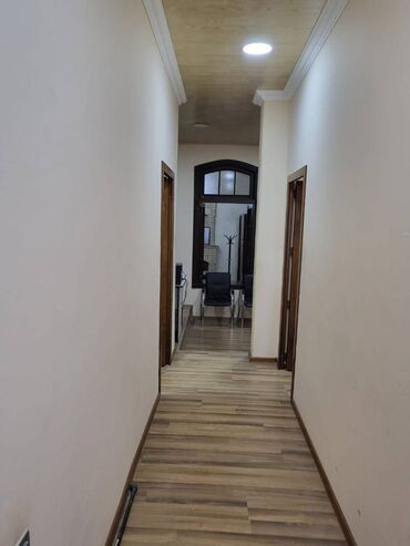 Ofislər: Azadliq metrosunun yaxınlığında təmirli obyekt ümumi sahəsi 110 kv,m — 23