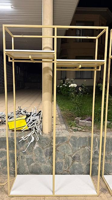 Торговое оборудование: Кронштейн для одежды из металла с верхней полкой и базой - Тип — 8