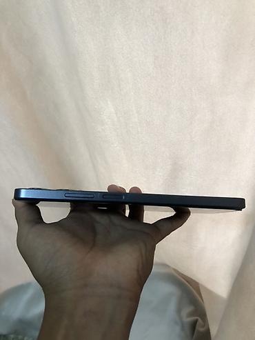 nokia 1: Смартфон с плоскими гранями и матовым темно‑серым корпусом. На задней — 4
