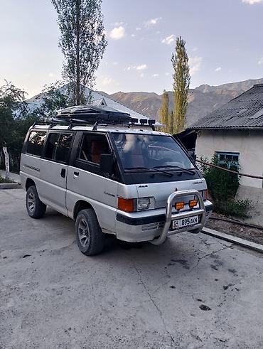 два авто: Mitsubishi Delica: 1988 г., 2.4 л, Механика, Дизель, Минивэн — 1