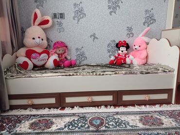 Beşiklər: Oğlan və qız üçün, İşlənmiş, Dördbucaq, Beşik, Dəstsiz, Matras ilə, Yellənmə mexanizm ilə