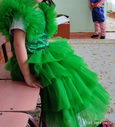 продаю женские вещи: Детское платье, цвет - Зеленый, Б/у