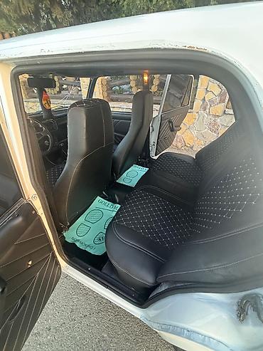 hyundai accent 2017 model: VAZ 2107 sedan – ağ rəng, klassik gövdə dizaynı. ela vezyetdedi hec — 2