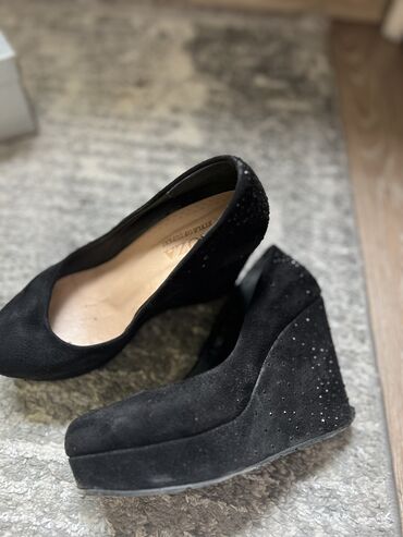 женские золотистые туфли: Туфли 36, цвет - Черный