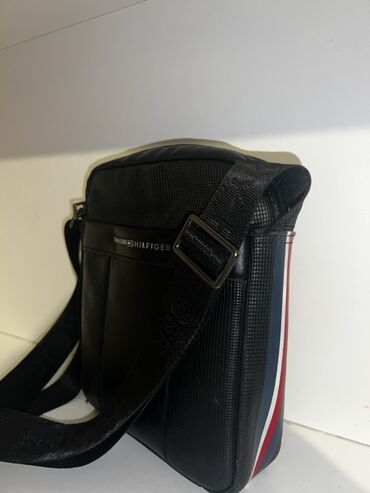 барсетка томи: Сумка через плечо Tommy Hilfiger - Компактная вертикальная модель в