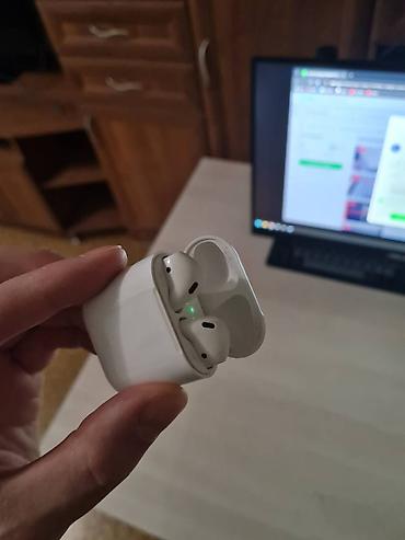 оригинальные аирподсы 1: Apple AirPods первого поколения, в хорошем состоянии. Держат около 4 — 2