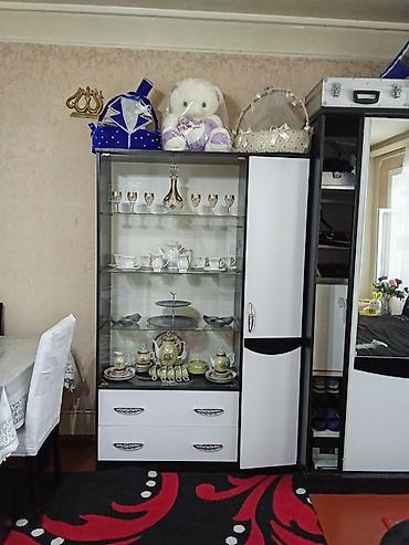 набор ключей: Qonaq otağı üçün vitrin şkaf - Rəng: ağ-qara - Ön hissə: 2 ədəd şüşə — 2