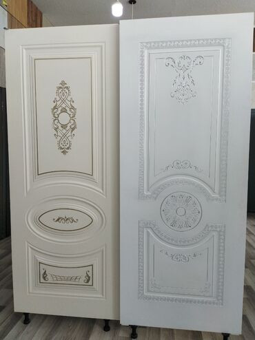 qoz taxta: Ağ rəngdə, klassik üslubda bəzədilmiş iki dənə qapı. Qapıların