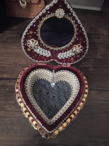 tək qaş nişan üzükləri: Bəzəkli ürək formalı dəst: zinət qabı + dekorativ asma - Ürək lalafo.az -da tək qaş nişan üzükləri: Bəzəkli ürək formalı dəst: zinət qabı + dekorativ asma - Ürək