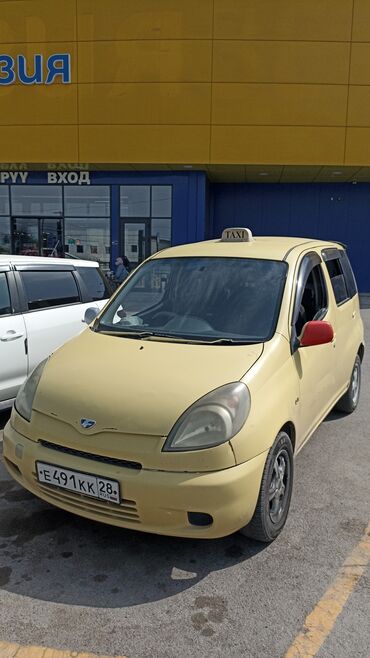 таета каролла версо: Компактный минивэн Toyota Porte, окрашенный в бежевый цвет